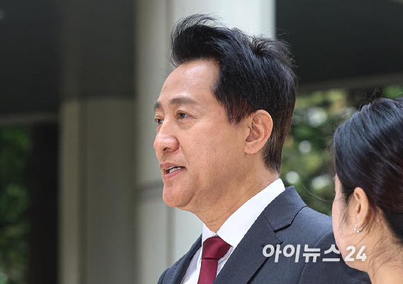 오세훈 서울시장이 10일 서울 서초구 서울중앙지방법원에서 열린 '명태균 여론조사 의혹' 사건 1심 속행 공판에 출석하고 있다. [사진=사진공동취재단 ]