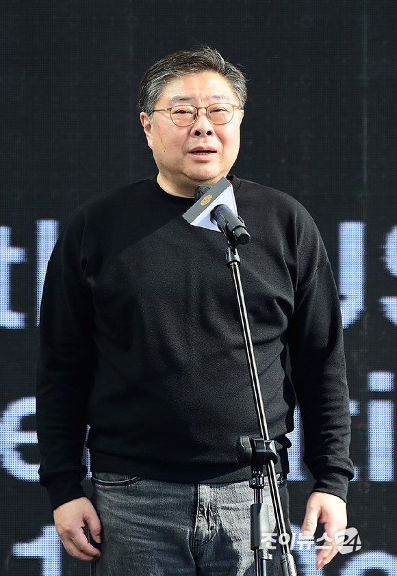 오승욱 감독이 4일 오후 부산 해운대구 영화의전당에서 열린 제29회 부산국제영화제 '리볼버' 무대인사에 참석하고 있다. [사진=정소희 기자]