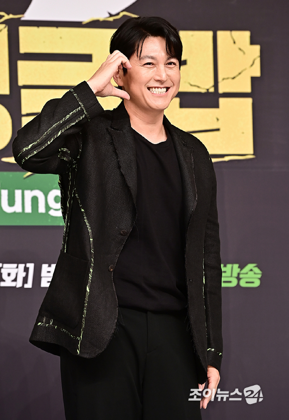 배우 류수영이 12일 오후 서울 양천구 목동 SBS에서 열린 SBS 새 예능 프로그램 '정글밥' 제작발표회에서 포토타임을 갖고 있다. [사진=곽영래 기자]