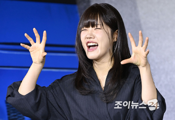 배우 김향기가 22일 오전 서울 강남구 삼성동 웨스틴 서울 파르나스에서 열린 넷플릭스 시리즈 '캐셔로' 제작발표회에 참석해 포즈를 취하고 있다. [사진=문수지 기자]