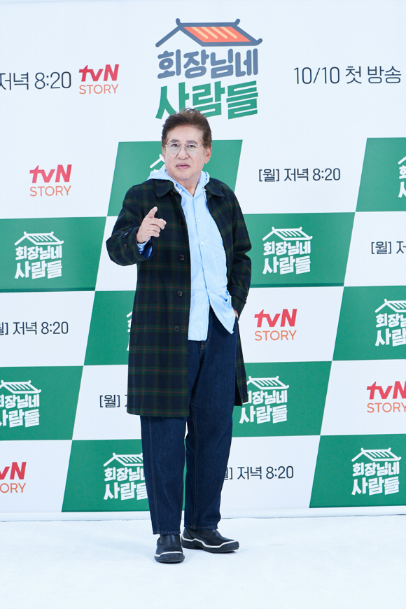 tvN STORY '회장님네 사람들' 제작발표회가 6일 오후 온라인으로 진행돼 김용건이 포즈를 취하고 있다. [사진=tvN STORY]