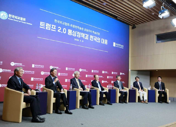 9일 최종현학술원이 한국외교협회와 함께 서울 강남구 한국고등교육재단 빌딩에서 개최한 '트럼프 2.0 통상정책과 한국의 대응' 포럼에서 한동만 전 주필리핀대사, 김창범 한국경제인협회 상근부회장, 이태호 전 외교부 제2차관(現 법무법인 광장 고문), 윤강현 전 주이란대사(現 법무법인 세종 고문), 이재민 서울대 법학전문대학원 교수, 김동조 현대자동차 상무, 양서진 SK하이닉스 부사장(왼쪽부터)이 토론하고 있다. [사진=최종현학술원]