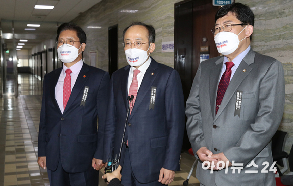 추경호 국민의힘 원내수석부대표(가운데)와 송석준 국토위 간사(오른쪽), 윤창현 의원(왼쪽)이 5일 서울 여의도 국회에서 '성남시 지방행정농단과 도시개발사업 부정이익 진상조사 및 환수 등에 관한 특별법안'을 제출하고 소감을 밝히고 있다. [사진=김성진 기자]