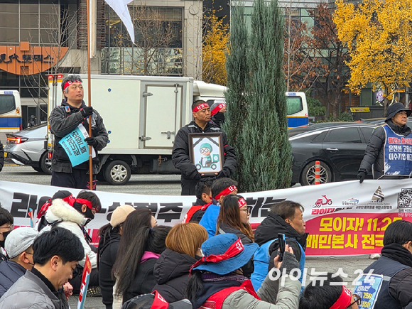 집회 참석자들이 로드러너 폐지를 외치고 있다. [사진=구서윤 기자]