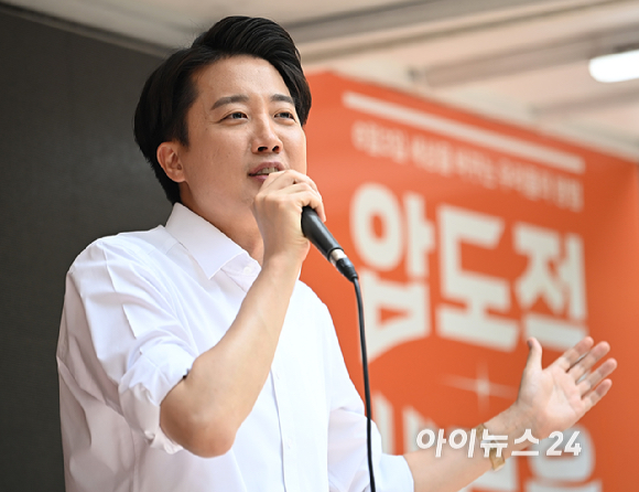 이준석 개혁신당 대선 후보가 30일 오후 서울 마포구 경의선 숲길에서 유세를 하고 있다. [사진=곽영래 기자]