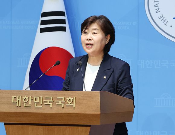 더불어민주당 차기 원내대표 선거에 출마한 서영교 의원이 8일 서울 여의도 국회 소통관에서 현안 관련 기자회견을 열고 발언하고 있다. 2025.6.8 [사진=연합뉴스]