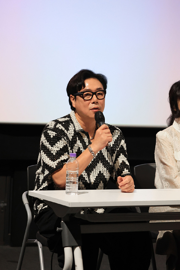 배우 김법래가 영화 '가족의 비밀' GV에 참석해 대화를 나누고 있다. [사진=이엔터테인먼트]