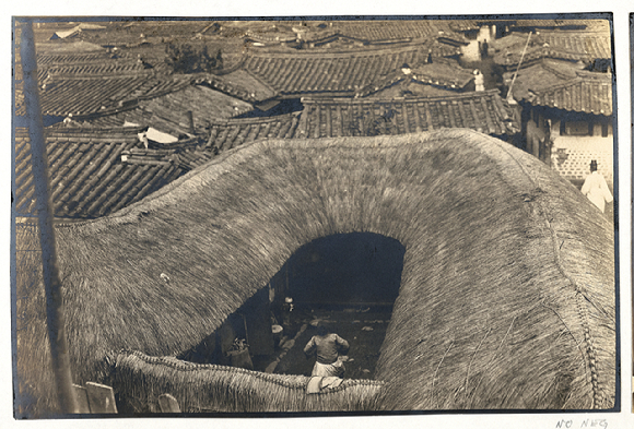 서울의 초가집(1911년 이전), 프랭크 G. 카펜터 컬렉션. [사진=서울역사박물관]