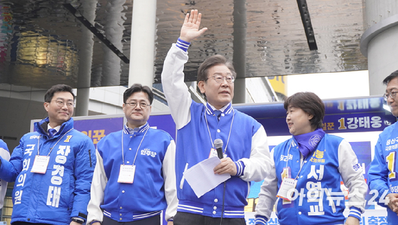 이재명 더불어민주당 대표가 28일 서울 용산역 광장에서 열린 더불어민주당 정권심판·국민승리 선대위 출정식에서 연단에 올라 손을 들어 인사하고 있다.  [사진=라창현 기자]