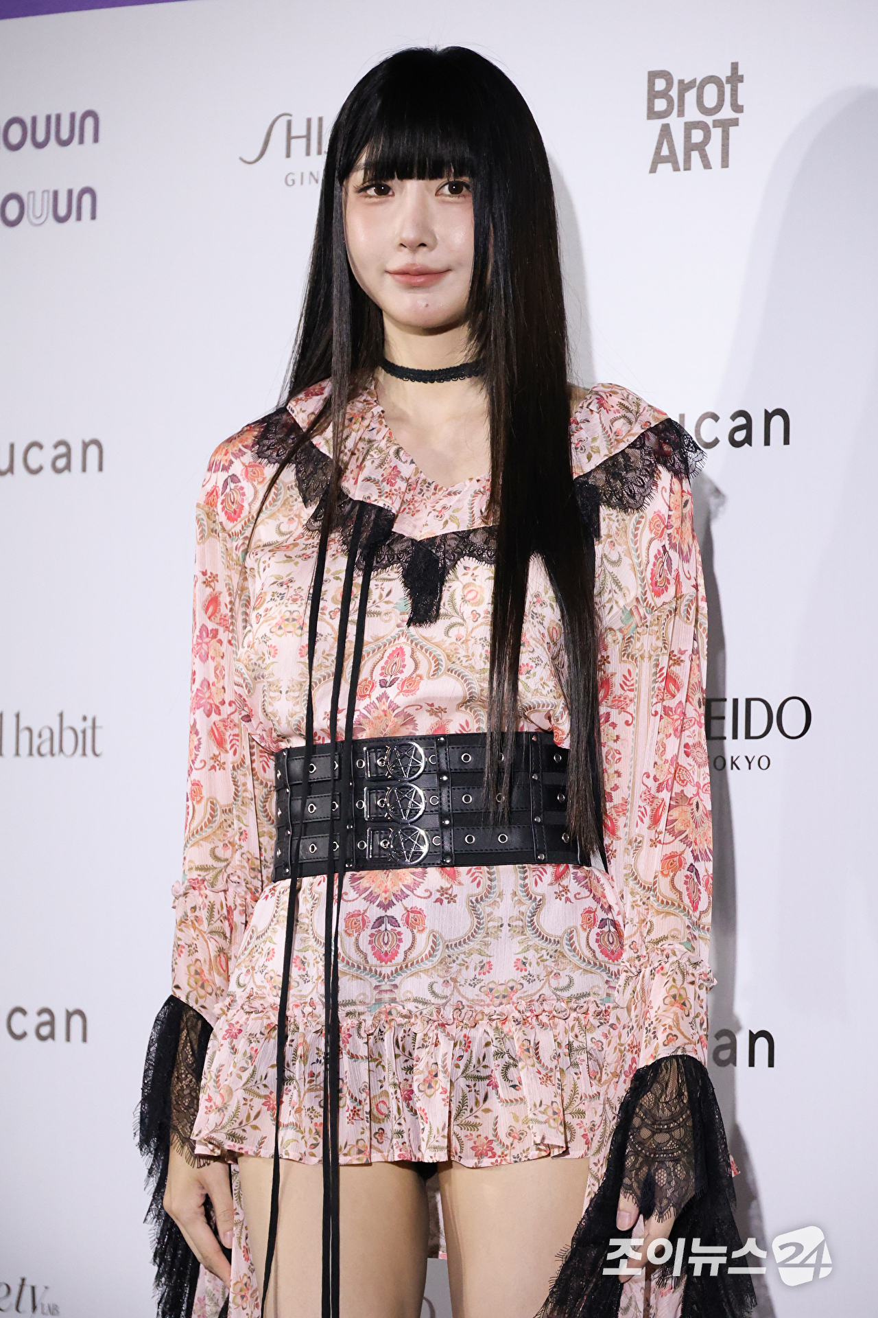 가수 달수빈이 1일 오후 서울 중구 동대문디자인플라자에서 진행된 2027 S/S 서울패션위크 '두칸' 컬렉션에 참석해 포즈를 취하고 있다. [사진=문수지 기자]