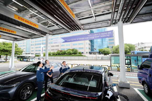 조현민 한진 사장(가운데)과 노삼석 대표이사(우측)가 1일 개소한 한진 김포 전기차 충전소에서 전기차 화재 진압 장비에 대한 설명을 듣고 있다. [사진=한진]