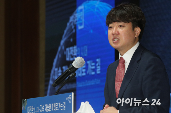 이준석 국민의힘 대표가 22일 서울 중구 롯데호텔에서 열린 '2022 경향포럼'에서 축사를 하고 있다. [사진=국회사진취재단]