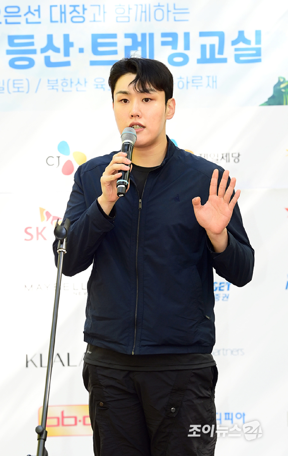 가수 고정우가 26일 서울 북한산국립공원 우이분소 인근 백운천 휴게공간에서 열린 산악인 오은선 대장과 함께하는 '제11회 희망찾기 등산·트레킹 교실' 개막식에서 홍보대사로 참석해 인사하고 있다. [사진=정소희 기자]