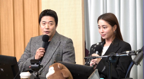 배우 권상우와 이민정이 '컬투쇼'에 출연해 대화를 나누고 있다. [사진=SBS 라디오 캡처]