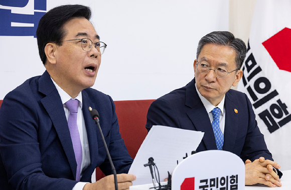 국민의힘 송언석 비상대책위원장 겸 원내대표가 6일 국회에서 취임 인사차 예방한 정성호 법무부 장관에게 인사말을 하고 있다. [사진=연합뉴스]