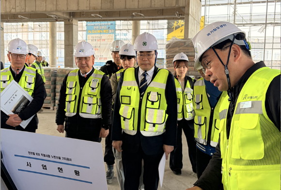 더불어민주당 인천시장 후보인 박찬대 의원이 23일 KTX&middot;경강선(월곶판교선) 증축 공사 현장인 연수구 송도역을 방문해 점검하고 있다. [사진=박 의원 SNS]