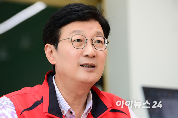 국민의힘 최고위원 출마를 선언한 손범규 인천 남동갑 당협위원장이 29일 인천 남동구에 위치한 개인사무실에서 아이뉴스24와 인터뷰를 갖고 있다. [사진=정소희 기자]