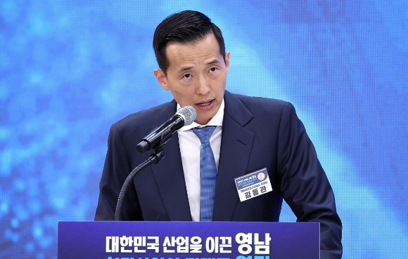 김동관 한화그룹 부회장이 3일 경남 진주시에서 이재명 대통령 주재로 열린 영남권 첨단산업 발전비전 국민보고회에서 투자계획을 발표하고 있다. [사진=청와대통신사진기자단/연합뉴스]