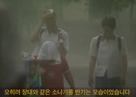 90년대 여름을 담은 영상이 인기를 끌었다. [사진=유튜브 @크랩, KBS 보도화면]