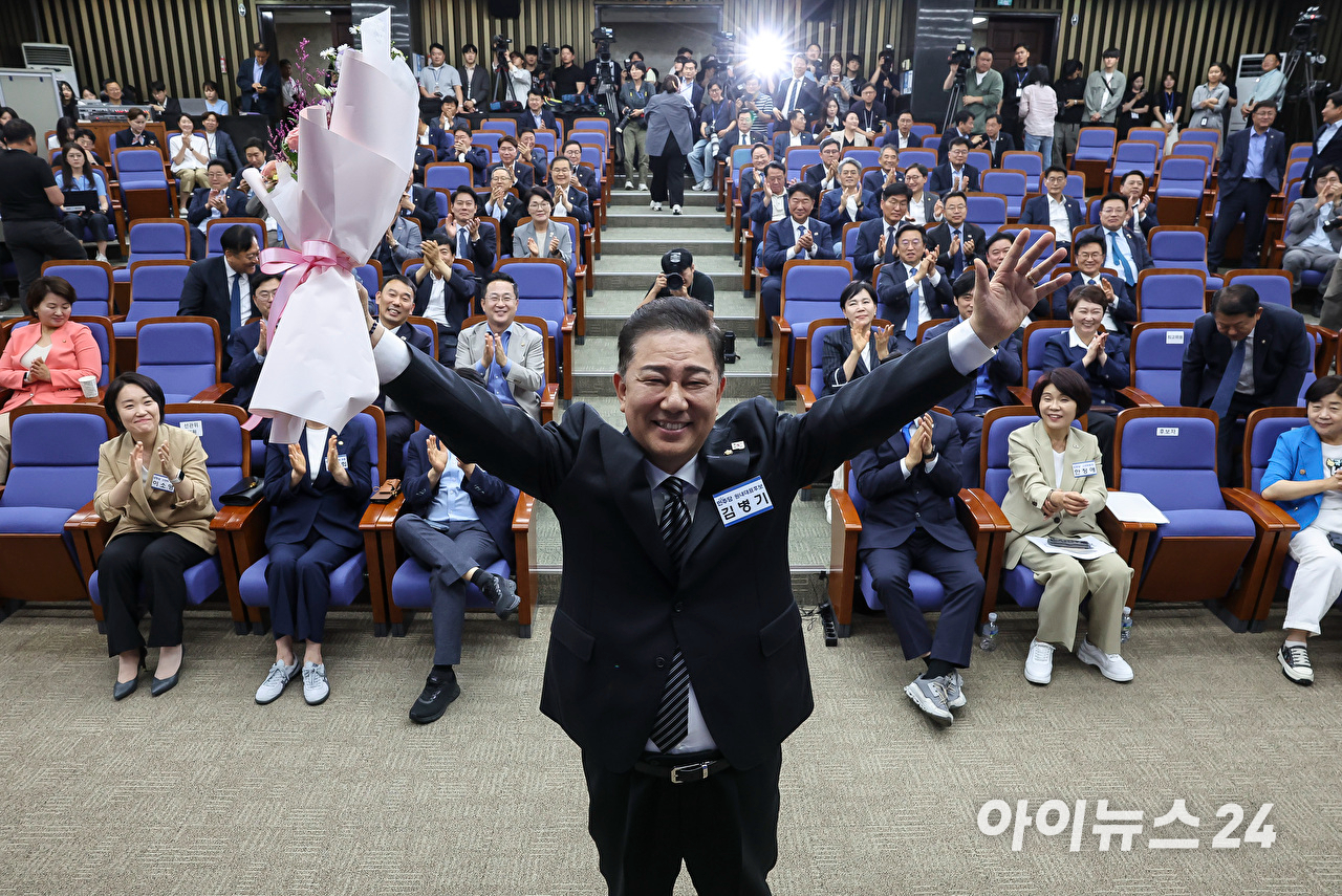 더불어민주당 원내대표로 당선된 김병기 의원이 13일 국회 의원총회 회의장에서 수락 연설을 하고 있다. [사진=곽영래 기자]