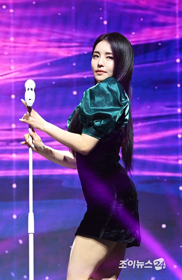 [포토]브브걸 유정, 'S라인 꼬북좌'