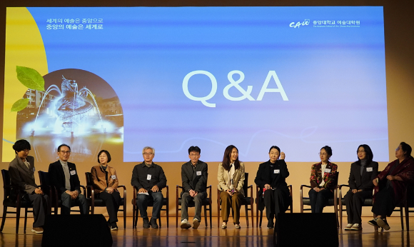 박상규 중앙대 총장이 참석한 가운데 역대 예술대학원장과 소속 학과장들이 30주년을 축하했다. [사진=중앙대학교]