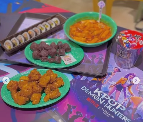 3만8000원 헌트릭스 세트. 떡볶이와 순대, 닭강정, 김밥, 컵라면 [사진=재구언 인스타그램]