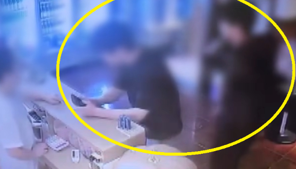 노래방에서 17만원을 내지 않고 도망친 남성 4명의 CCTV 영상이 공개됐다. [사진=JTBC '사건반장' 캡처]
