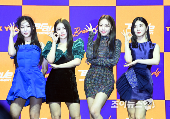 그룹 브레이브걸스(BraveGirls)가 23일 오후 서울 양천구 목동 로운 아트홀에서 열린 브레이브걸스 여섯 번째 미니 앨범 '땡큐(THANK YOU)' 발매 기념 쇼케이스에서 포토타임을 갖고 있다. [사진=정소희 기자]