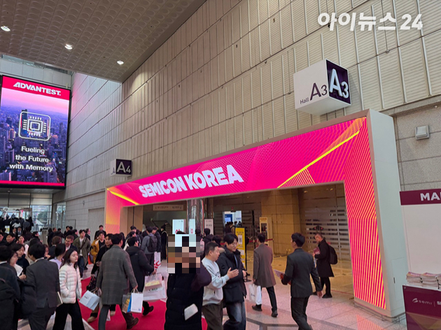12일 세미콘코리아는 기업 관계자들과 취업 준비생들로 붐볐다. [사진=황세웅 기자]