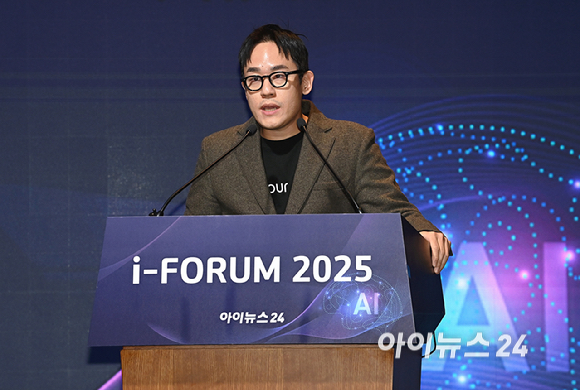 종합경제미디어 아이뉴스24가 23일 서울 영등포구 여의도동 FKI타워컨퍼런스센터에서 '아이포럼2025-지금은 인공지능 대전환(AX):AI 3대 강국 어떻게 만들 것인가' 컨퍼런스를 개최했다. 윤성호 마키나락스 대표가 발표를 하고 있다. [사진=곽영래 기자]