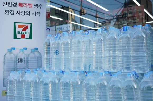 편의점에 무라벨 생수가 진열돼 있다. [사진=세븐일레븐]
