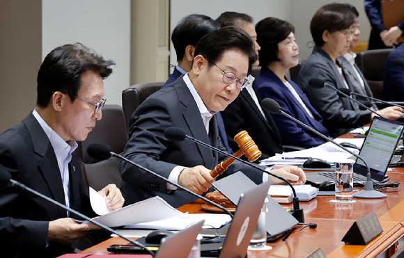 이재명 대통령이 22일 서울 용산 대통령실 청사에서 열린 국무회의에서 의사봉을 두드리며 개회 선언을 하고 있다. 2025.7.22 [사진=연합뉴스]