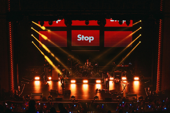 씨엔블루 정용화가 2026 CNBLUE LIVE WORLD TOUR '3LOGY' IN OCEANIA(2026 씨엔블루 라이브 월드 투어 '쓰릴로지' 인 오세아니아) 공연에서 팬들을 만나고 있다. [사진=FNC엔터테인먼트]