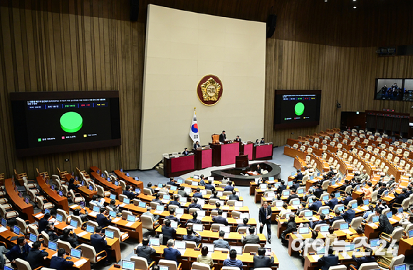 지난달 28일 국회 본회의에서 '김건희 특검법'이 통과 되고 있다. 여당은 표결에 불참했다. [사진=정소희 기자]