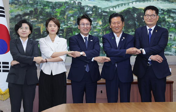 與 당 대표 후보들, 서울시의회 초청 간담회서도 '난타전'[종합]