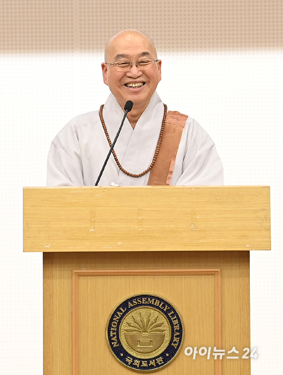 법륜 평화재단 이사장이 2일 오후 서울 여의도 국회도서관 대강당에서 'K민주주의와 한반도평화'라는 주제로 열린 포럼에서 축사를 하고 있다. [사진=곽영래 기자]