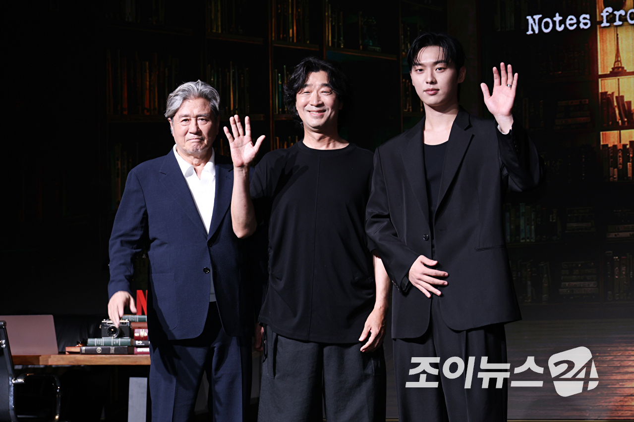 배우 최민식, 김규태 PD, 배우 최현욱이 24일 오전 서울 마포구 호텔 나루 서울 엠갤러리에서 진행된 넷플릭스 시리즈 '맨 끝줄 소년' 제작발표회에 참석해 포즈를 취하고 있다. [사진=문수지 기자]