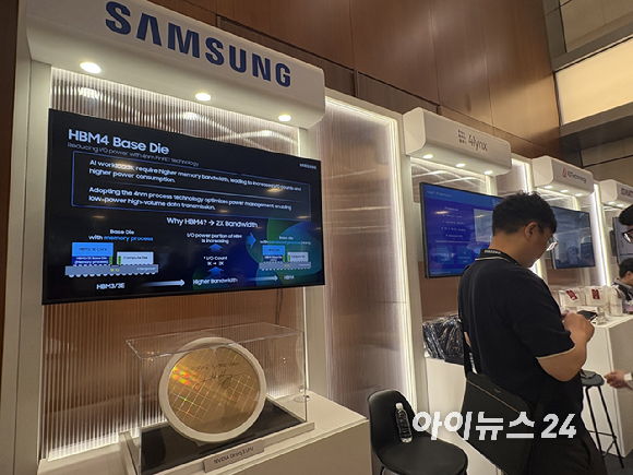삼성전자가 1일 서울 서초사옥에서 열린 'SAFE(Samsung Advanced Foundry Ecosystem) 포럼 2026'에서 엔비디아 최고경영자(CEO) 젠슨 황의 친필 사인이 담긴 그록(Groq) 3 LPU 웨이퍼를 전시하고 있다. [사진=권서아 기자]