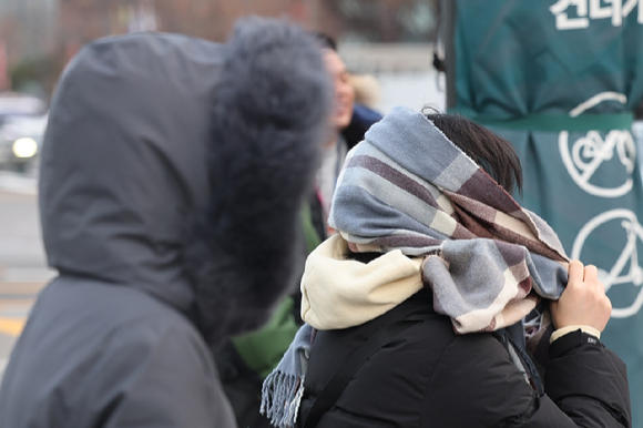강추위가 찾아온 가운데 서울 종로구 광화문네거리에서 외투, 모자로 무장한 시민이 이동하고 있다. [사진=연합뉴스]