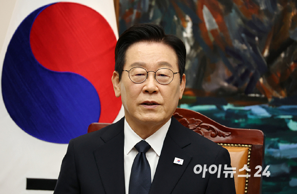 시정연설을 위해 국회를 방문한 이재명 대통령(왼쪽)이 4일 국회의장접견실에서 열린 환담에서 우원식 국회의장과 환하게 웃으며 악수하고 있다. [사진=국회사진기자단]