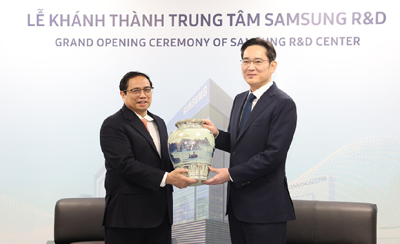 이재용(오른쪽) 삼성전자 회장과 팜민찐 베트남 총리가 지난 2022년 12월 베트남 하노이시 THT 지구에 있는 베트남 삼성 R&D센터 준공식에 앞서 열린 환담 미팅에서 기념촬영을 하고 있다.[사진=삼성전자]