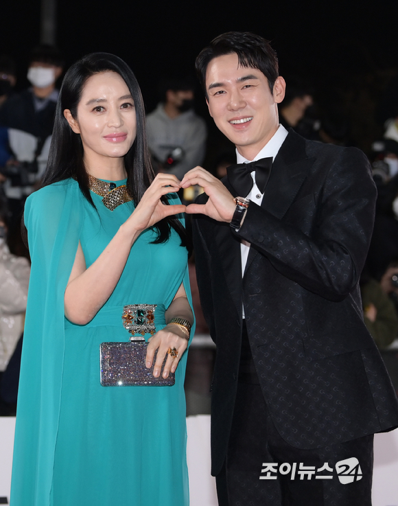 배우 김혜수와 유연석이 25일 오후 서울 영등포구 여의도동 KBS홀에서 열린 제43회 청룡영화상 시상식 레드카펫에 사회자로 참석해 포즈를 취하고 있다. [사진=정소희 기자]