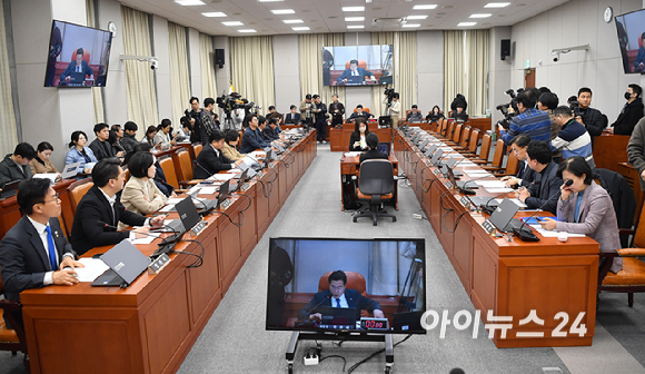 박찬대 국회 운영위원장이 14일 오후 서울 여의도 국회에서 열린 운영위원회 전체회의에서 회의를 주재하고 있는 가운데 국민의힘 의원들의 빈자리가 눈에 띄고 있다. [사진=곽영래 기자]