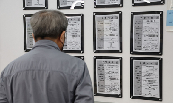 한 구직자가 일자리 정보 게시판을 살펴보고 있다. [사진=연합뉴스]