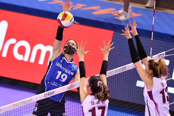 IBK기업은행 표승주(왼쪽)가 20일 열린 KGC인삼공사와 홈 경기 도중 상대 블로킹 사이로 스파이크를 시도하고 있다. 기업은행은 이날 인삼공사에 세트 스코어 3-1로 역전승하며 5위로 올라섰다. [사진=한국배구연맹(KOVO)]