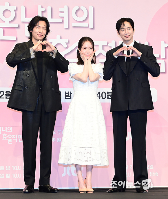 배우 이기택-한지민-박성훈이 26일 오후 서울 신도림 더 링크호텔 서울에서 열린 JTBC 새 토일드라마 '미혼남녀의 효율적 만남' 제작발표회에 참석하고 있다. [사진=정소희 기자]