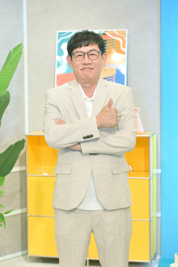 코미디언 이경규가 25일 온라인으로 진행된 KBS 2TV 새 예능 '요즘것들이 수상해' 제작발표회에 참석해 포즈를 취하고 있다. [사진=KBS]