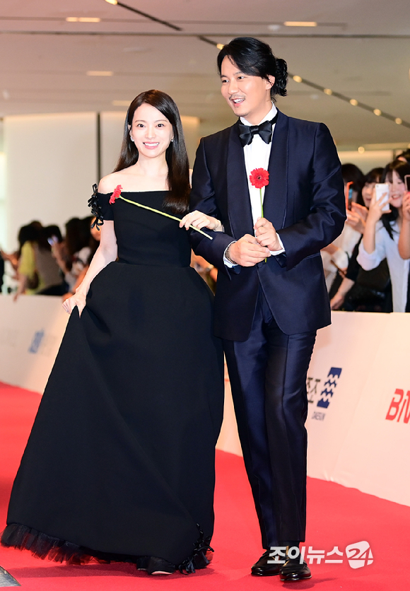 배우 천우희와 김남길이 18일 오후 부산광역시 시그니엘 그랜드볼룸에서 열린 제33회 부일영화상에 시상식 MC로 참석하고 있다. [사진=정소희 기자]