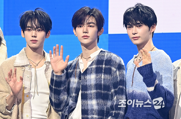 그룹 제로베이스원(ZEROBASEONE) 한유진, 장하오, 성한빈이 24일 오후 서울 용산구 블루스퀘어에서 열린 미니 5집 '블루 파라다이스(BLUE PARADISE)' 발매 기념 쇼케이스에서 포토타임을 갖고 있다. [사진=곽영래 기자]
